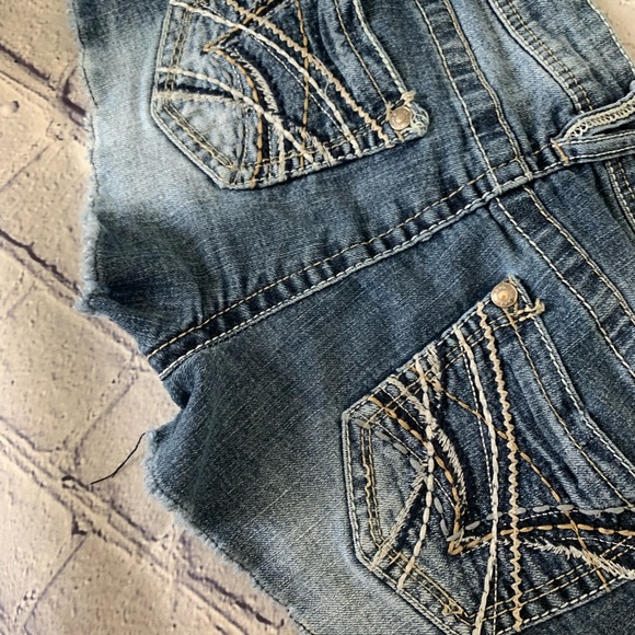 Low rise Jean Short Shorts - Picture 4 of 5